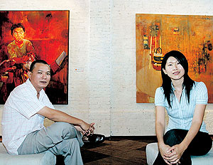 Marvin Chan (kiri) dan Liong Mei Yong bersama hasil karya mereka.